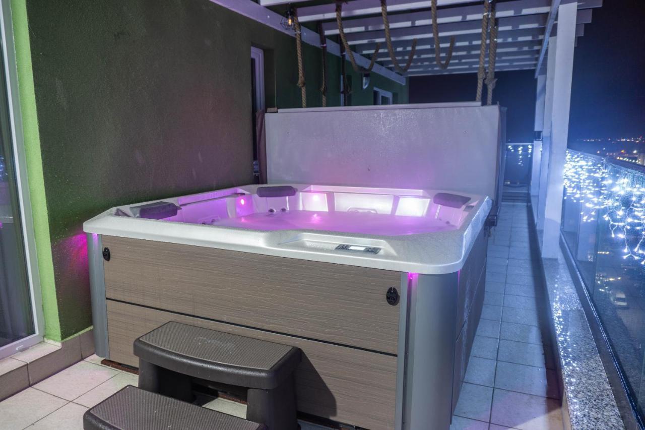 Appartement White Dream Penthouse With Jacuzzi à Braşov Extérieur photo
