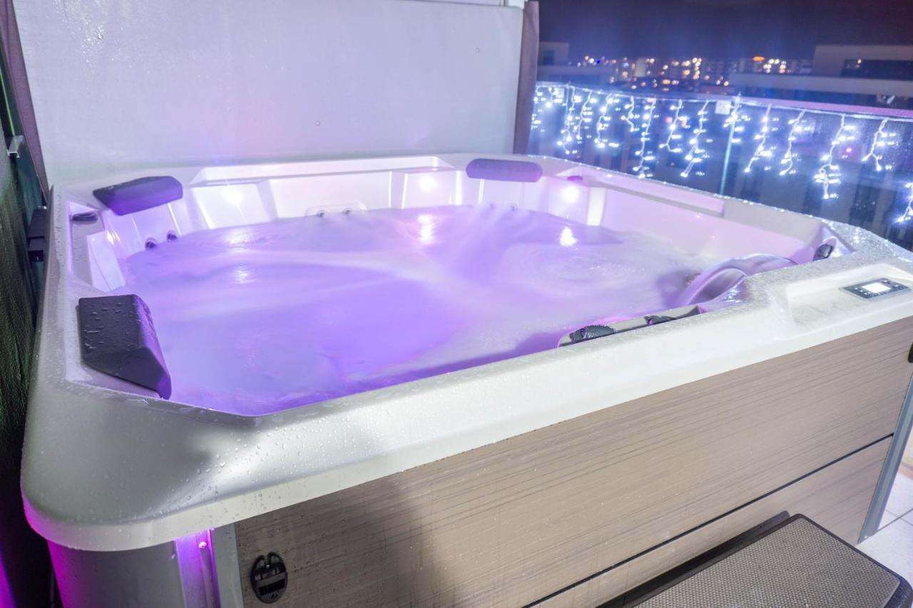 Appartement White Dream Penthouse With Jacuzzi à Braşov Extérieur photo