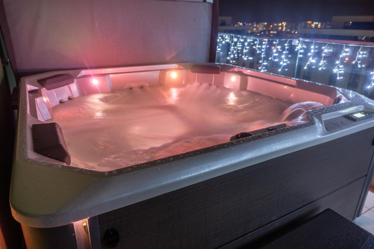 Appartement White Dream Penthouse With Jacuzzi à Braşov Extérieur photo