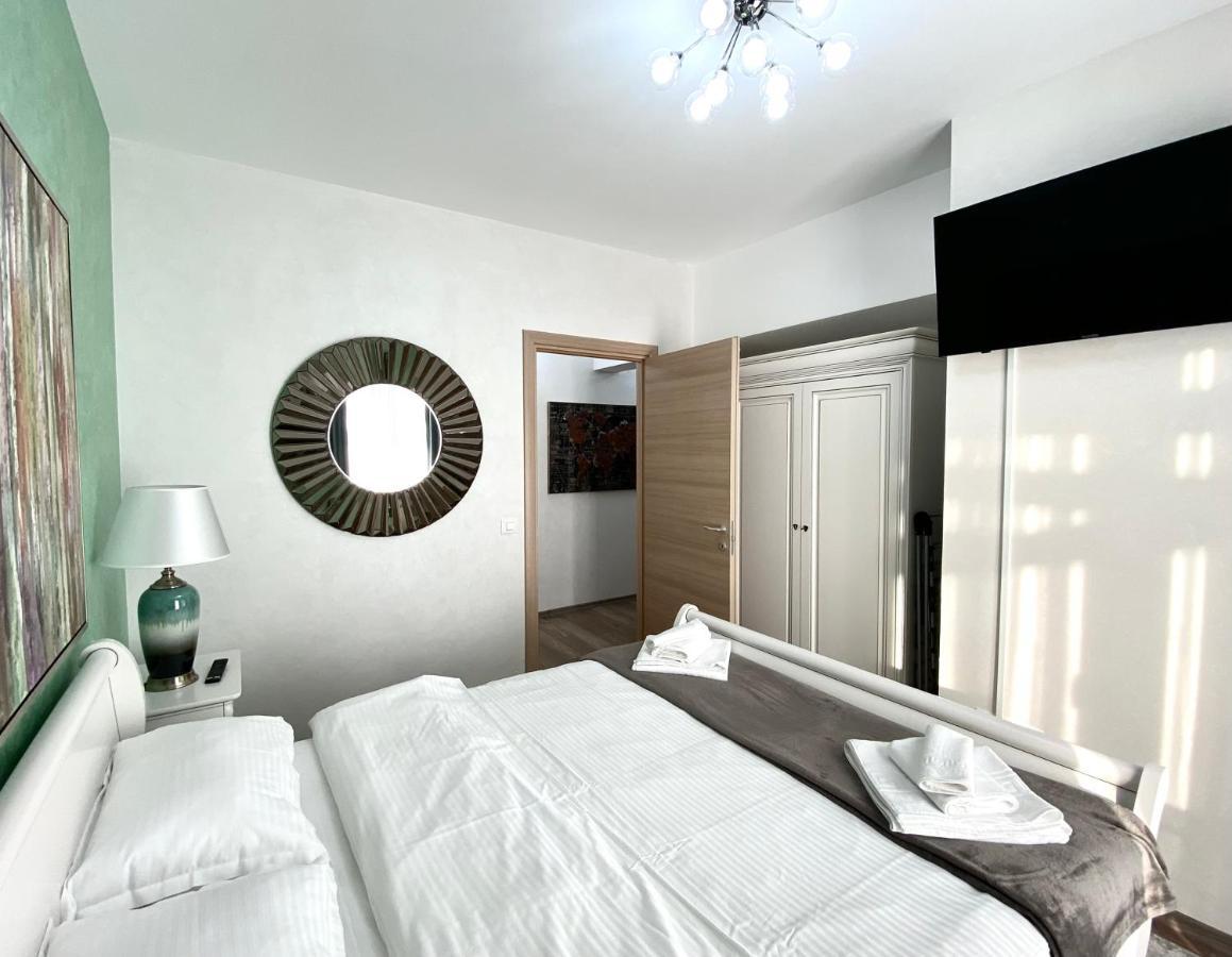 Appartement White Dream Penthouse With Jacuzzi à Braşov Extérieur photo